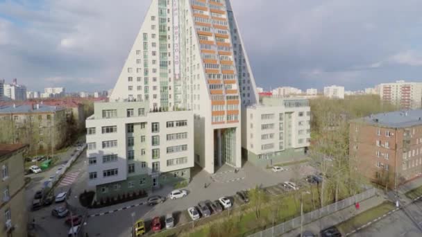 Stadtbild mit Wohnkomplex-Pyramide — Stockvideo