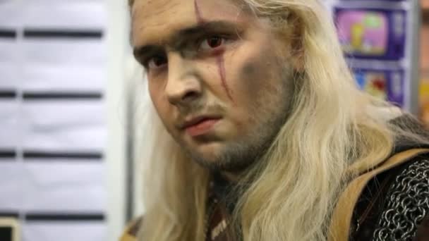 Cosplay Geralt at Everycon in Exhibition and Convention Centre — Stock Video