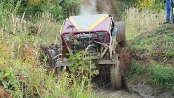 Позашляховик піднімає з дірку в позашляхових конкуренції — стокове відео