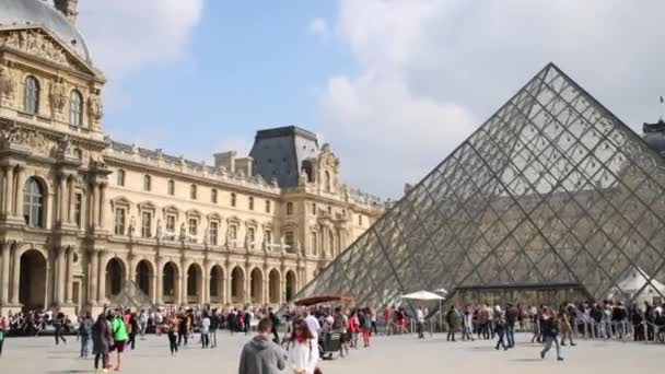 Court of Napoleon with pyramid in Louvre museum — Stock Video