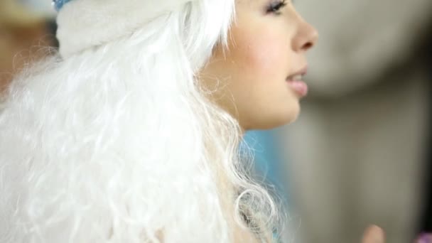 Visagistes pracy z dziewczyna model w wig oraz Snow Maiden WPR — Wideo stockowe