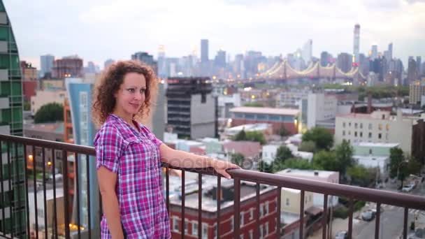 Вродлива жінка на даху в Нью-Йорку — стокове відео