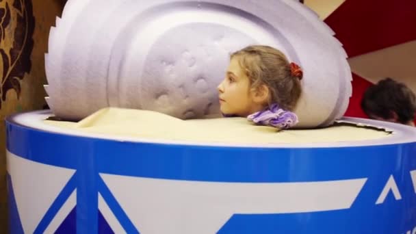 Menina em lata grande em casa gigante — Vídeo de Stock