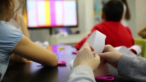 Los niños se sientan a la mesa y escuchan a la maestra — Vídeo de stock