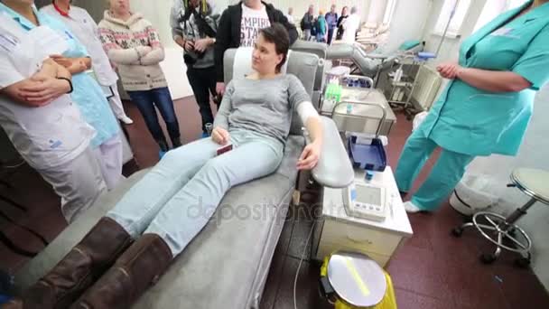 혈액 기증자 센터의 직원 — 비디오