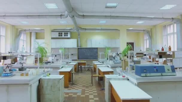 Laboratorium kimia dengan meja dan papan tulis di Universitas — Stok Video