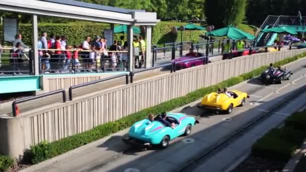 Atracción de coches en Discoveryland en Disneyland en París — Vídeo de stock