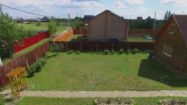 Land huizen en binnenplaats — Stockvideo