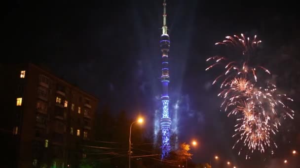 Fogos de artifício e torre de TV Ostankino iluminada — Vídeo de Stock