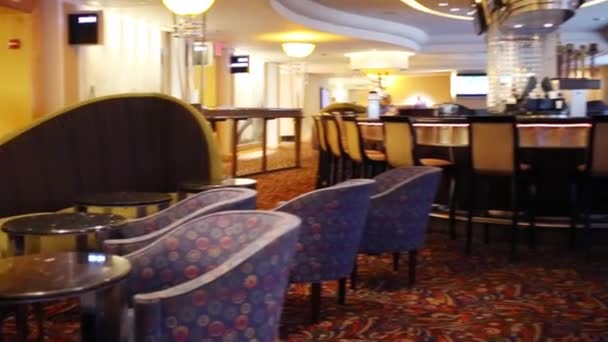 Lege restaurant met bar in het moderne hotel — Stockvideo