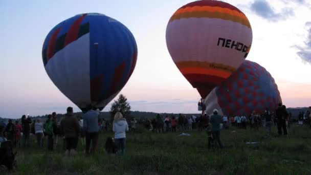 Menschen fotografieren aufgeblasene Luftballons — Stockvideo