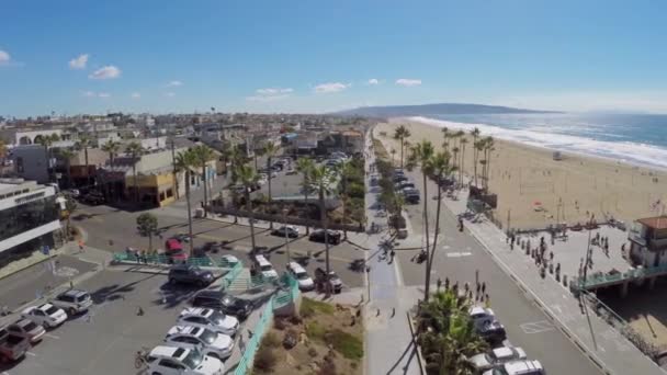 Embankment of Manhattan Beach with cars and people — Stock Video