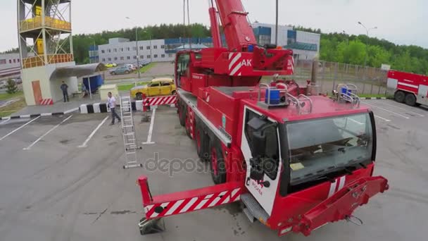 Fireman working on fire-crane on fire station — Stock Video