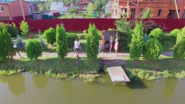Famille s'amuser à la ferme de pêche  