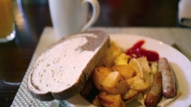 Pommes de terre frites chaudes, saucisse, pain et thé — Video