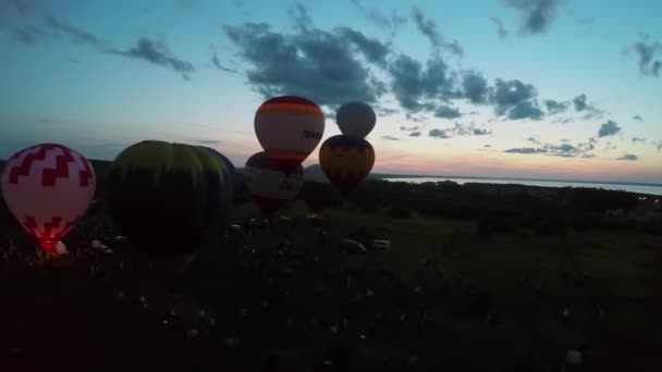 Air balloons starting fly from field — Stock Video