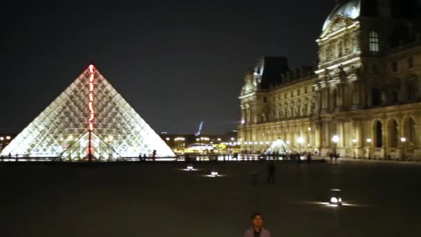 Louvre Pyramid från glas nära museum i uppbyggnaden av Royal Palace — Stockvideo