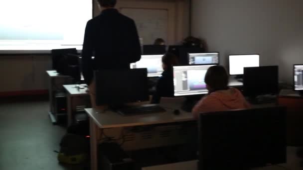 Studentów, pracy z obiektami 3d na komputer — Wideo stockowe