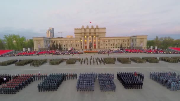 Formations of troops on square during rehearsal of parade — Stock Video