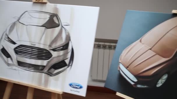 Står med illustrationer på pressevent för Ford — Stockvideo