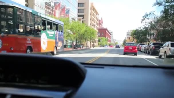 Verkeer in auto op zonnige straat in een buitenwijk van Washington — Stockvideo