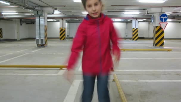 Menina patinagem no estacionamento subterrâneo — Vídeo de Stock