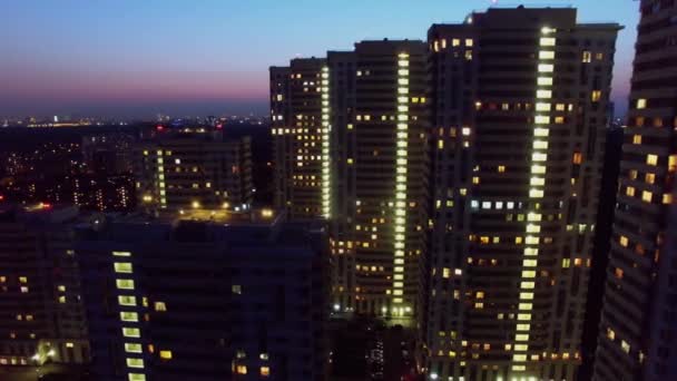 Höga hus av bostadsområde på kvällen — Stockvideo