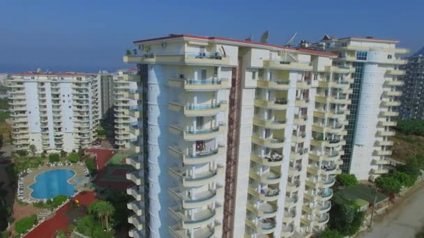 Complexo habitacional com piscina e campos de ténis — Vídeo de Stock