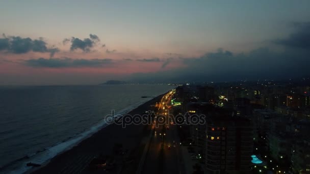 Araba trafiği şehir beach yakınındaki karayolu üzerinde — Stok video