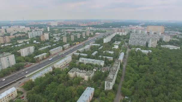 Cityscape with street traffic on Jaroslavskoe highway — Stock Video