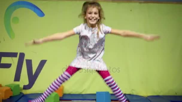 Girl jumps and other girl goes near she in Trampoline club — Stock Video