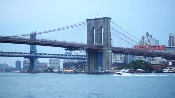 Корабель пливе поблизу міста і Бруклінського моста, в Нью-Йорку — стокове відео