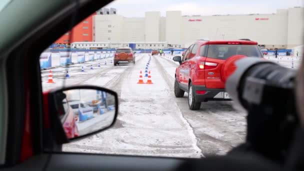 Reporter schießen aus Beifahrerfenster auf dem Trainingsgelände auf Autos — Stockvideo