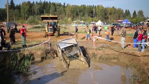 Трактор тащит джип на внедорожные соревнования RainForest — стоковое видео