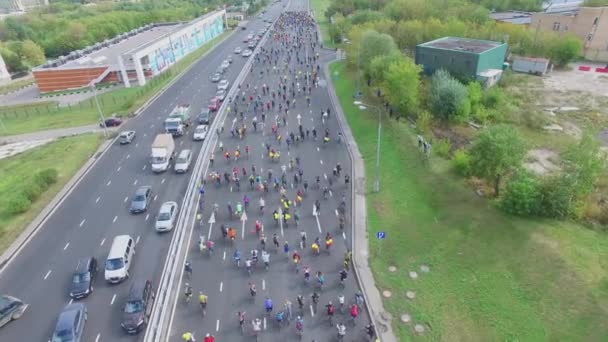 Cyclistes rouler sur l'autoroute pendant le défilé à vélo — Video