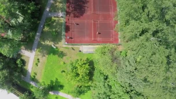 Badminton lekplats med människor — Stockvideo