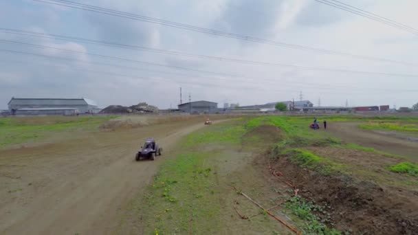 Carros de corrida montando por pista de terra — Vídeo de Stock