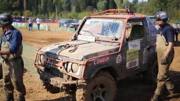 Drivers in helmets near jeep in off-road competition — Stock Video