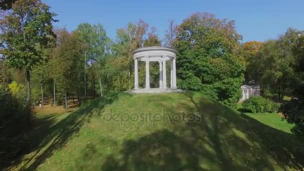 Edificio de estilo antiguo en el parque Ostankino — Vídeo de stock