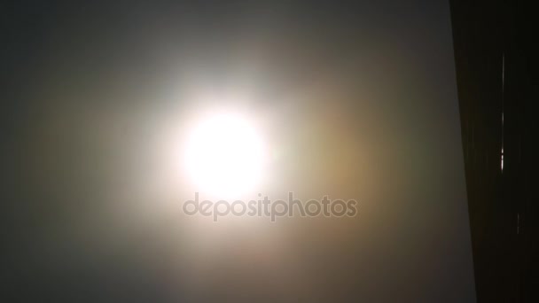 De zon beweegt van links naar rechts op donkere hemel — Stockvideo