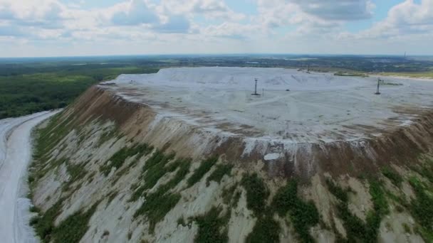 Hora u malé řeky a krajina s vesnicemi — Stock video