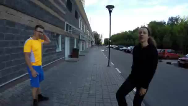 Une femme et un homme ont couru hors de la maison pour un jogging dans le parc — Video