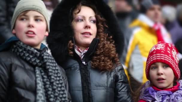 Matka z córką i synem na stadion — Wideo stockowe