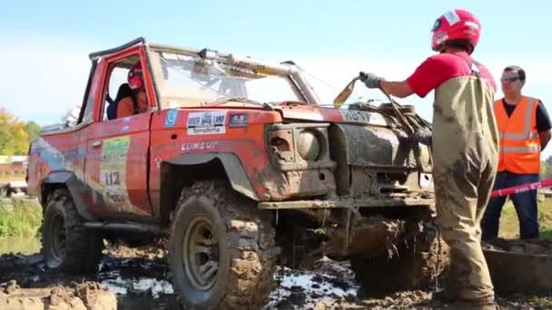 L'homme prépare la corde pour la voiture sale — Video