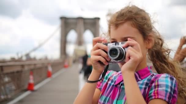 Дівчина фотографії на Бруклінський міст в Нью-Йорку — стокове відео
