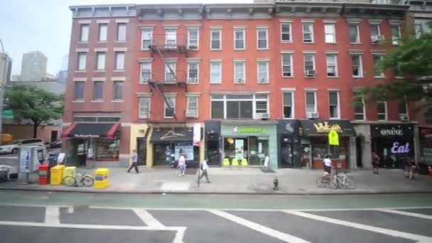Рух у житловому районі в Нью-Йорку — стокове відео