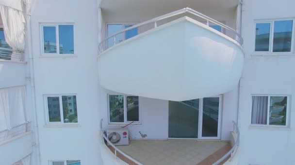 Fassade meines Marine Residence Hotels mit Balkonen — Stockvideo