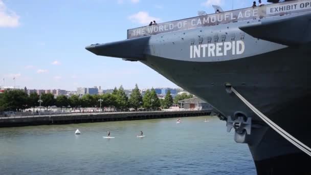 Aircraft Carrier Museum Intrepid and surfers in New York — Stock Video