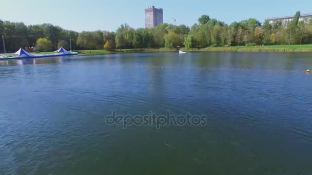 Корабельні моделі швидко рухаються поверхнею води — стокове відео