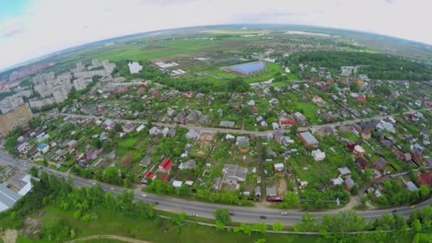 Paisaje urbano con tráfico por carretera — Vídeo de stock